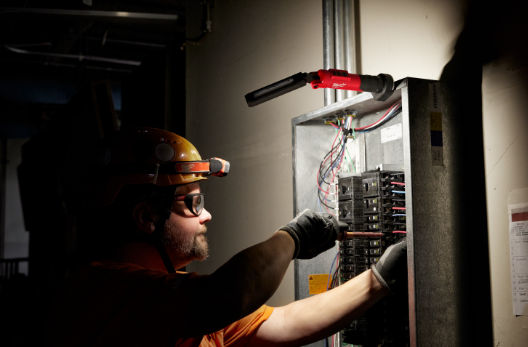 Luz usb redlithium con imán 550 lúmenes de salida Milwaukee 2128-21