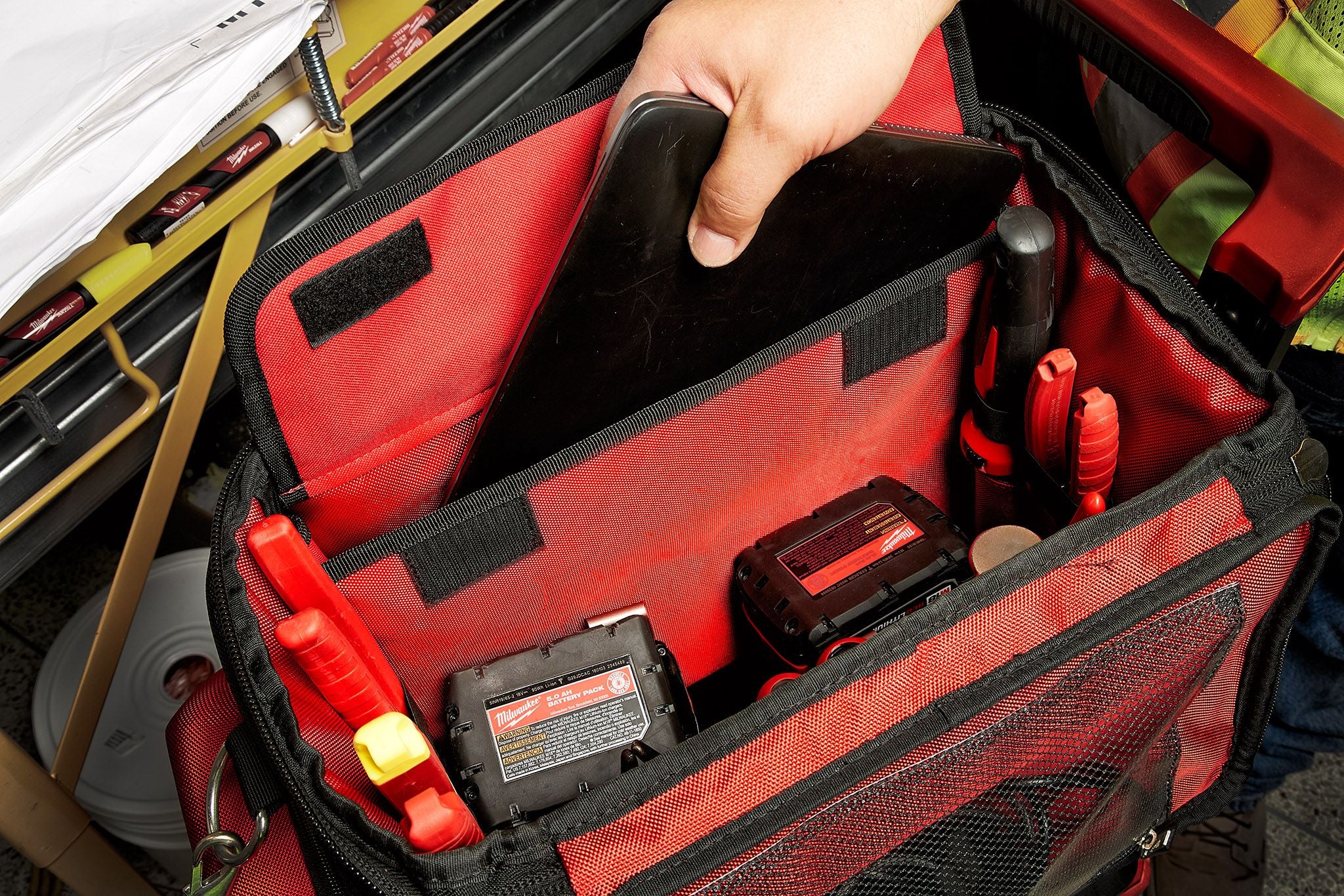 Bolsa tecnológica Packout con 58 bolsillos en total Milwaukee 48-22-8300